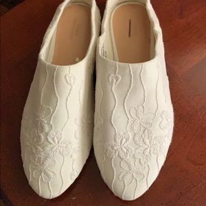 Urban Outfitters Cream Floral Flats - Size 9